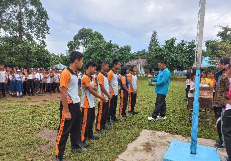 Penyerahan Hadiah Kemenangan dalam Memeriahkan HUT RI Ke-79